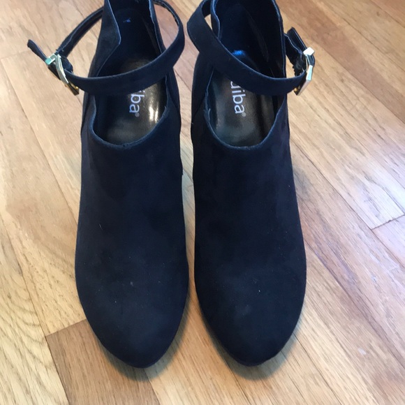 ❌SOLD❌ Black suede booties - Picture 4 of 8